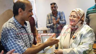 تكريم معلم لتعرضه للتنمر لعمله مشرف نظافة بمطعم في كفرالشيخ