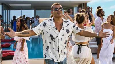 بعد ساعات من طرحها ..عمرو دياب يتصدر ترند تويتر بـ "الدنيا بترقص"