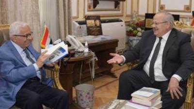 رئيس جامعة القاهرة يهنئ الدكتور رضوان السيد الفائز بجائزة النيل للمبدعين العرب