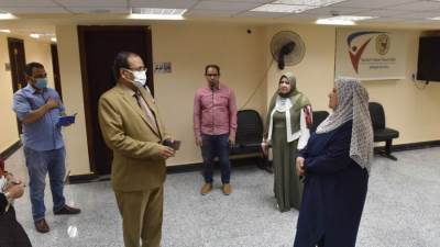 رئيس جامعة سوهاج يتفقد مركز تنمية الموارد البشرية  تمهيدًا لتشغيله