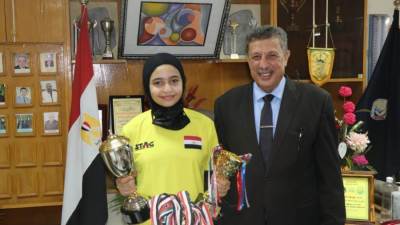 "الديب" يكرم بنت البحيرة الحاصلة على المركز الأول  فى البطولة العربية لتنس الطاولة