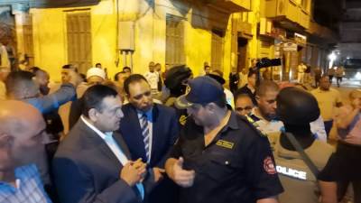 محافظ البحيرة ومدير الأمن يتابعان أعمال رفع أنقاض العقار المنهار بدمنهور 