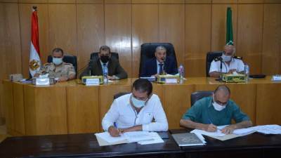 محافظ المنيا يشدد على ضرورة تطعيم جميع العاملين بالقطاعات الحكومية بلقاح كورونا 