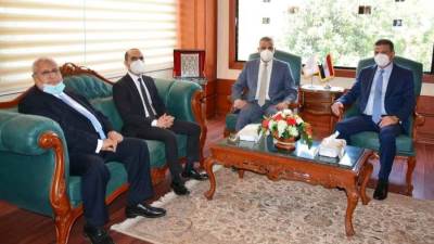 محافظ سوهاج ورئيس البنك الزراعي يسلمان 13 سيارة للمستفيدين من مبادرة الإحلال