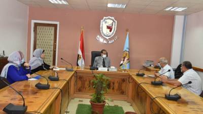جامعة سوهاج تناقش الخطة المستقبلية لمركز تعليم الكبار للمشاركة فى محو الأمية بالمحافظة