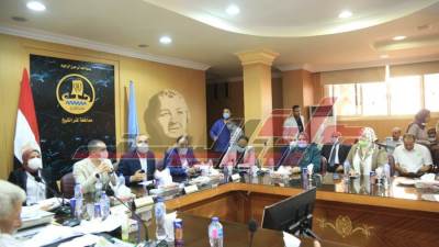 محافظ كفر الشيخ يناقش عدد من الموضوعات والملفات المختلفة