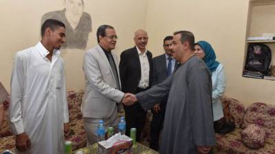 رئيس جامعة سوهاج يزور أسرة طالب بعد محوه أمية والدته و5 آخرين