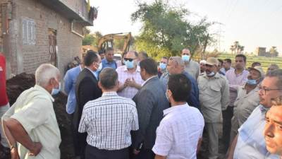 محافظ أسيوط يقود حملة مكبرة لإزالة التعديات على ترعة بني سميع بقرية الزاوية