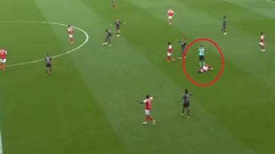 حكم يسقط لاعبًا أرضًا بضربة قوية خلال مباراة كرة قدم 