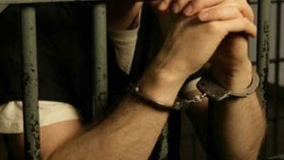 إحالة عاطلين بتهمة انتحال صفة رجال شرطة وسرقة المواطنين للمحاكمة