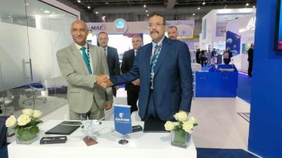 نائب وزير الطيران يلتقي مساعد وزير الطيران والسياحة السيرلانكي بمعرض دبي 