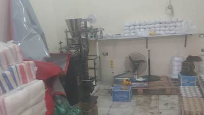 ضبط مدير مصنع لتعبئة السكر يحوي عبوات مجهولة المصدر