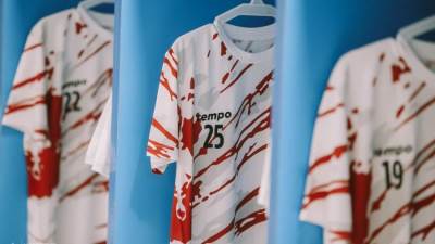 غرفة ملابس استاد الإسماعيلية تتزين بقمصان الزمالك.. (صور)