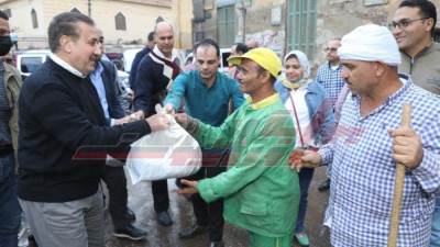 محافظ المنوفية يوزع مواد غذائية وبطاطين على عمال شفط مياه الأمطار