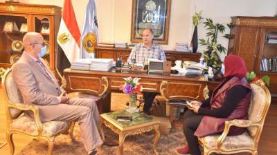 محافظ أسيوط يناقش الموقف التنفيذي لمشروعات المبادرة الرئاسية "حياة كريمة"