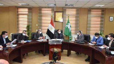 محافظ الشرقية يستعرض موقف تنفيذ مشروعات الغاز والاتصالات بقرى حياة كريمة