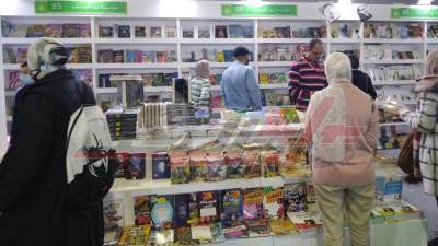 إقبال كبير على جناح «مؤسسة روزاليوسف» بمعرض القاهرة للكتاب