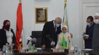 محافظ الجيزة يكرم "شيرين" لحصولها على المركز الأول في المسابقة العالمية لحفظ القرآن الكريم