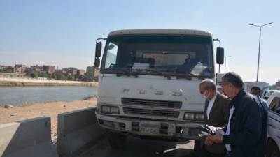 محافظ القليوبية يضبط 4 سيارات عكس اتجاه ولعدم التزام بتغطية الحمولة