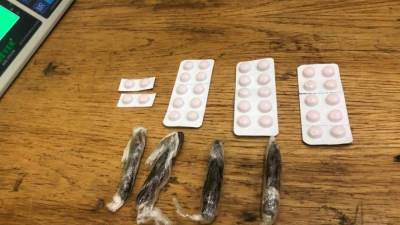 جمارك مطار القاهرة الدولي تضبط محاولتي تهريب أقراص مخدرة وكمية من مخدر الحشيش