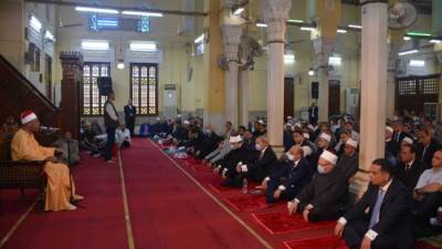 الوزراء الثلاثة ومحافظ القليوبية يؤدون صلاة الجمعة بمسجد ناصر ببنها