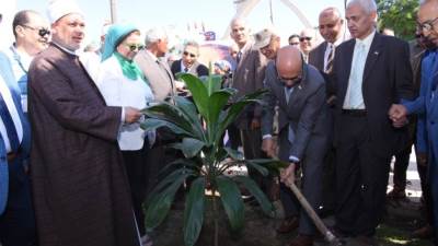 رئيس جامعة أسيوط يعلن ميثاق "جامعة أسيوط ومستقبلنا الأخضر" للحفاظ على البيئة