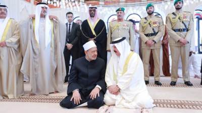 شيخ الأزهر يؤدي صلاة الجمعة مع ملك البحرين بجامع قصر الصخير