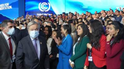 الأمين العام للأمم المتحدة يلتقط صورة تذكارية مع الشباب المتطوع المُنظم للمؤتمر