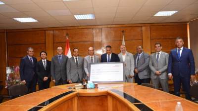 جامعة أسيوط تتلقى 40 ألف دولار تبرعًا من شركة سيمنز التكنولوجية