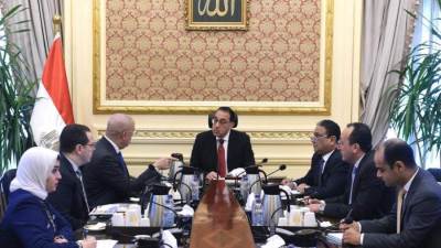 رئيس الوزراء يبحث سبل تحفيز الاستثمار الخارجي ويتابع طروحات الأراضي المختلفة