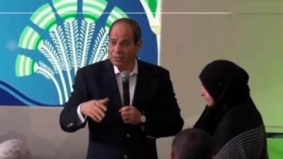 الرئيس السيسي لوالدة شهيد: مهما قدمنا من تكريم فلن يوفي حقكم.. و"الاستقرار" دفع ثمنه المصريون
