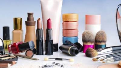 دراسة: المواد الكيميائية السامة في مستحضرات التجميل تظل في الجسم لفترة طويلة