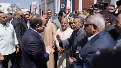 بالفيديو.. الرئيس السيسي يتفقد مجمع الخدمات الزراعية ويجري حوارًا مع المواطنين بالبحيرة