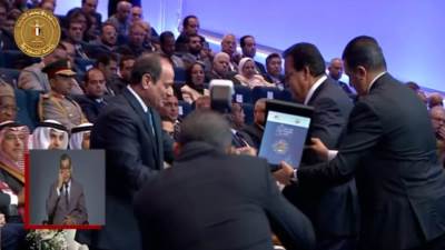 عاجل| وزير الصحة يهدي الرئيس السيسي نسخة من الاستراتيجية الوطنية للسكان 2023-2030