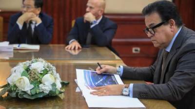 وزير الصحة يناقش شركة صينية آليات إنشاء المدينة الطبية للمستشفيات والمعاهد التعليمية
