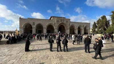 عشرات المستوطنين يقتحمون المسجد الأقصى