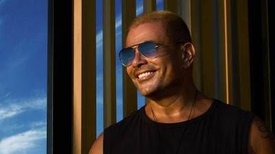 عمرو دياب يعود إلى بيروت مجددًا بعد ضجة الصيف الماضي