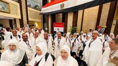 رئيس بعثة الحج الرسمية يناشد الحجاج المصريين بارتداء بطاقة "نسك" الذكية خلال موسم الحج
