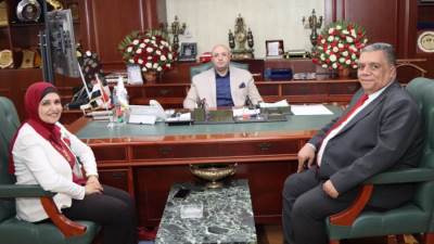 محافظ بني سويف يناقش مع مسؤولي الصحة جهود تحسين الخدمة المقدمة للمواطنين