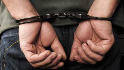 القبض على عاطل تعدى على شاب ووالدته في مشاجرة بسبب لهو الأطفال في بنها