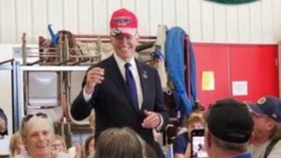 عاجل| فجأة ارتدى "بايدن" قبعة "ترامب 2024"