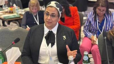 المستشارة أمل عمار تشارك في جلسة المرأة وصنع القرار 