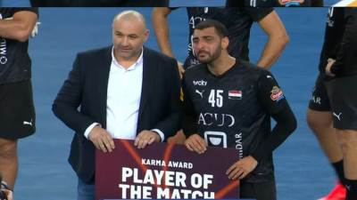 شاهد| لحظة انهيار سيف الدرع أثناء استلام جائزة رجل مباراة مصر وفرنسا