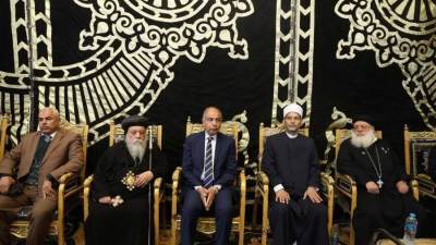 محافظ المنيا يقدم واجب العزاء في وفاة الأنبا أغابيوس