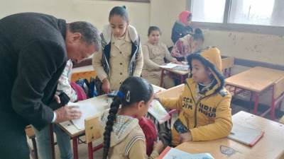 وكيل تعليم البحيرة يتفقد العملية التعليمية والانضباط الإداري بمدرسة أنور المفتي للتعليم الأساسي