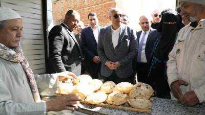 محافظ بني سويف يتفقد المخابز البلدية بأهناسيا.. ويوجه بتكثيف الحملات