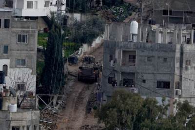 الاحتلال يجبر المواطنين على مغادرة منازلهم في مخيم نور شمس بطولكرم تحت تهديد السلاح