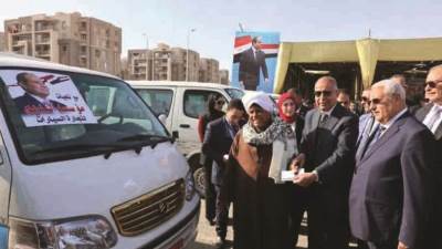 لحظة تسليم الميكروباصات الجديدة ضمن مبادرة لاحلال سيارات البيك أب