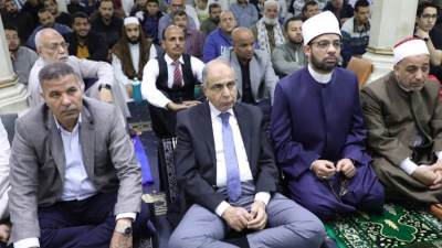محافظ المنيا يشهد احتفالية الأوقاف بليلة القدر ويؤدي صلاة العشاء والتراويح بمسجد صلاح الدين