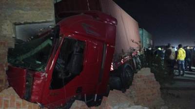  مقطورة تصطدم بشرفة منزل في كفر شكر